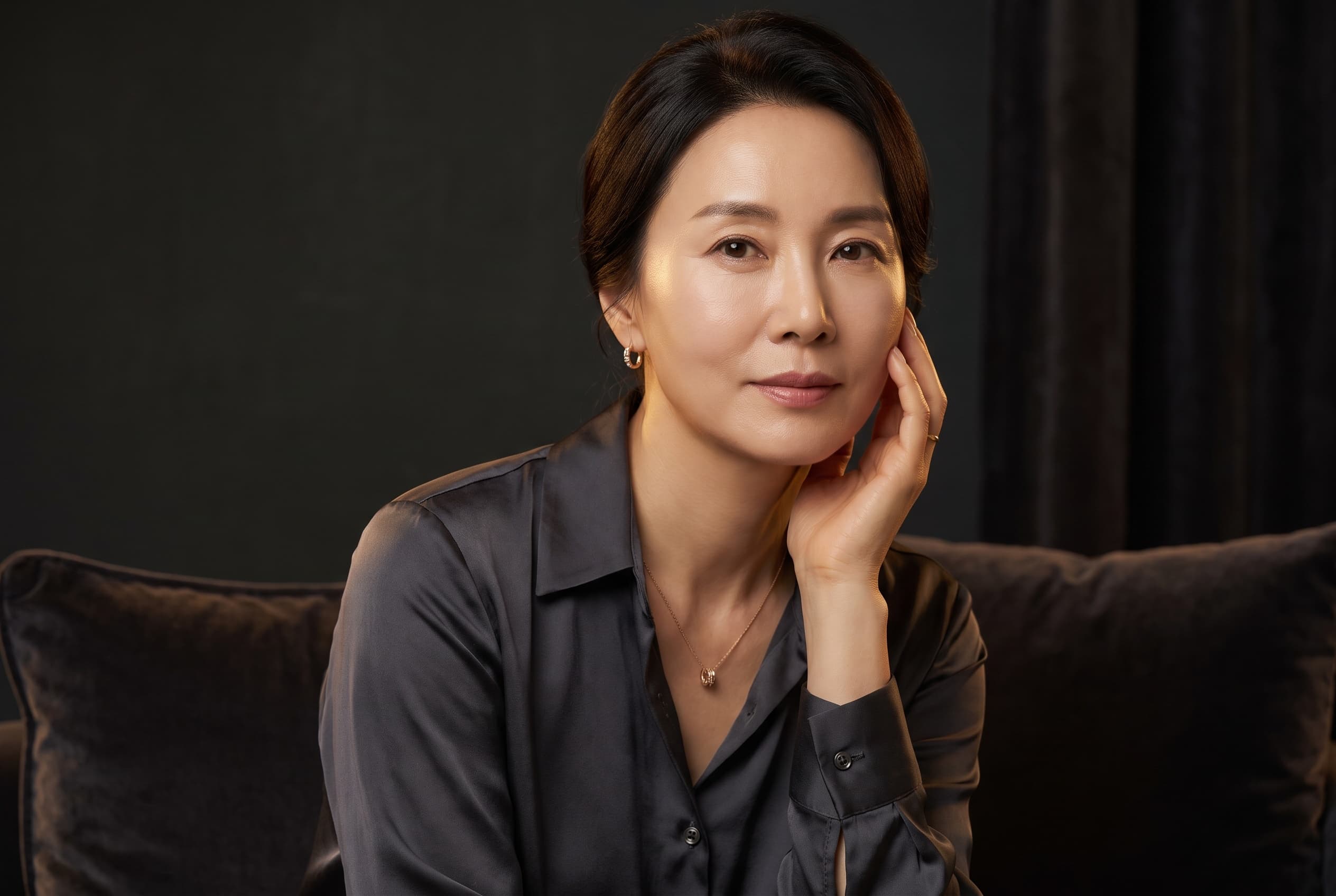 은은한 조명 아래의 탄력 있는 페이스 라인 — 리프팅이 지향하는 자연스러운 회복